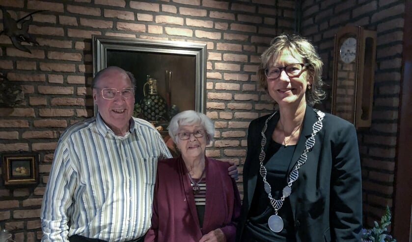 Burgemeester Jolanda de Witte bezocht het bruidspaar Dijkstra.