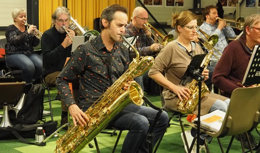 In de Bigband zijn vijf saxofoons aanwezig.
