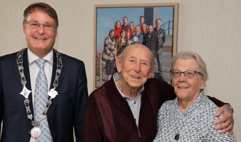 Het bruidspaar met de locoburgemeester voor het familieportret.