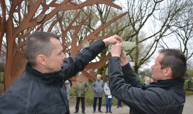 Er werden 27 bladen aan de gedenkboom bevestigd