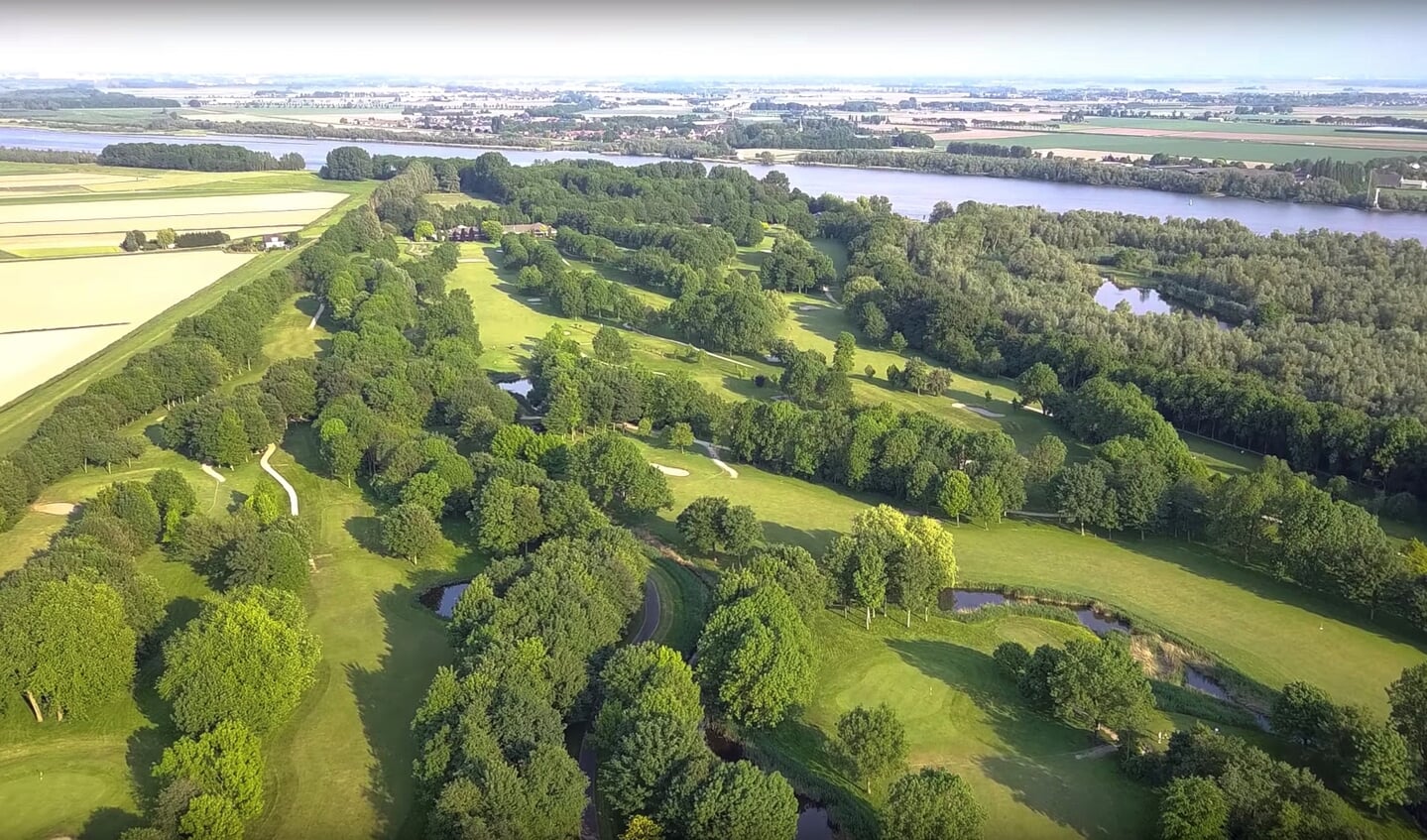 De indrukwekkende golfbaan in Rhoon. Op de achtergrond de Oude Maas.