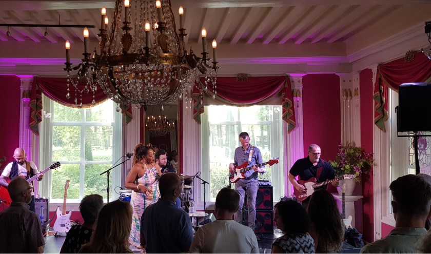 Sugar Queen & The Straight Blues Band wist het publiek te boeien.