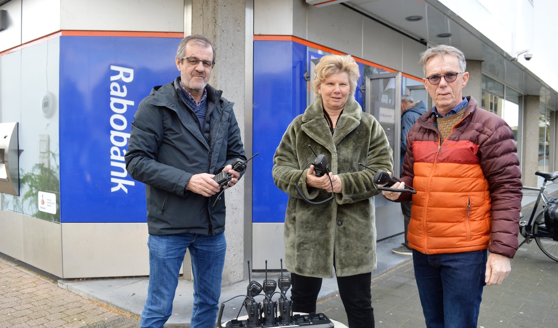 Namens hetvCoöperatie Fonds de Rabobank overhandigde Anje de Geus de portofoons aan Gerard Sluimers en Denny Nugteren