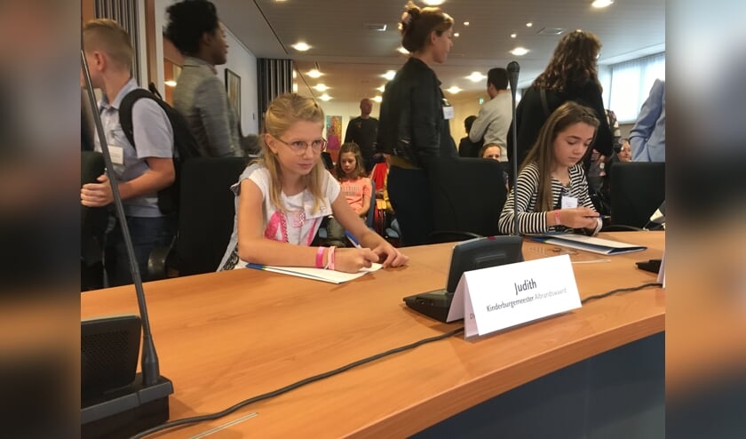 Judit van der Waarde is de eerste kinderburgemeester van Albrandswaard.