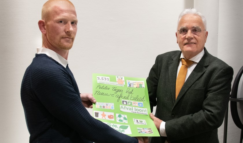 Van Rooijen overhandigt Schaap symbolisch de petitie.