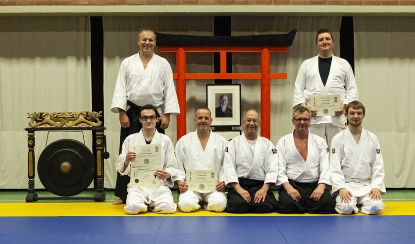 De geslaagden tonen trots hun diploma. Foto: Jaap Dogger