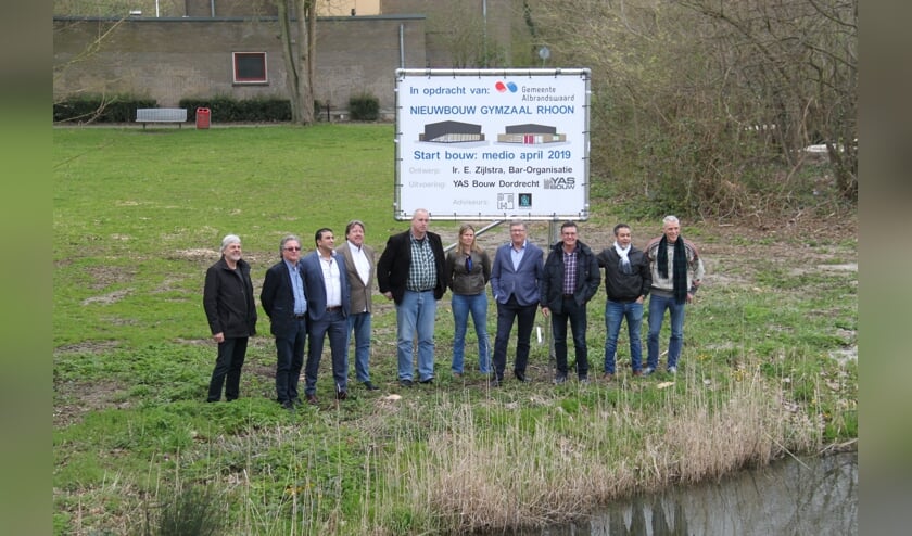 Het bouwbord bij de locatie van de gymzaal