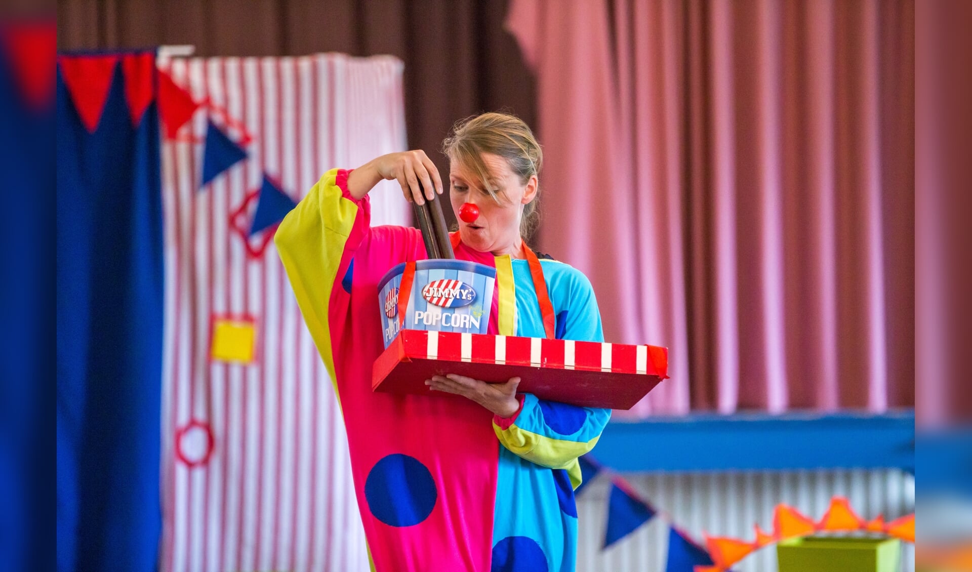Clowntje Tiereliet (Melissa Kramer) zoekt naar zijn blauwe stip. Foto: Marieke de Vries