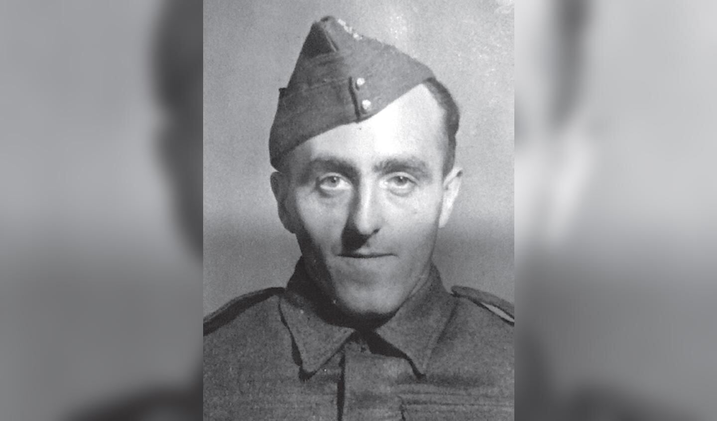 Foto: dourlein 1942

Pieter Dourlein in 1942 in het uniform van een Brits infanterist (bron: familiearchief erven
Dourlein)