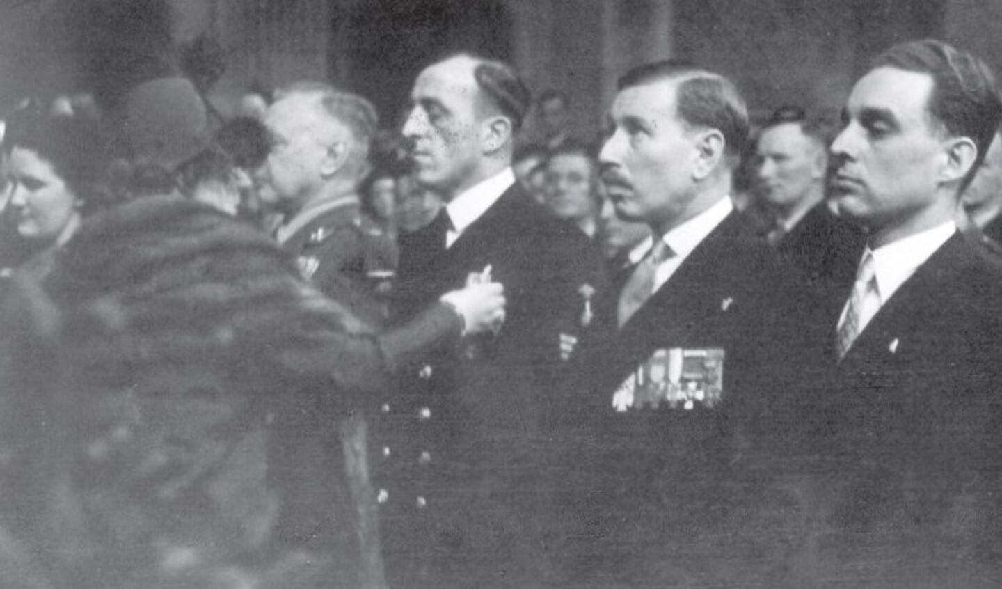 Foto: Willemsorde februari 1951

Pieter Dourlein ontving in februari de Militaire Willemsorde uit handen van koningin Juliana, waarmee zijn volledige rehabilitatie werd bevestigd. (bron: beeldbank NIMH)