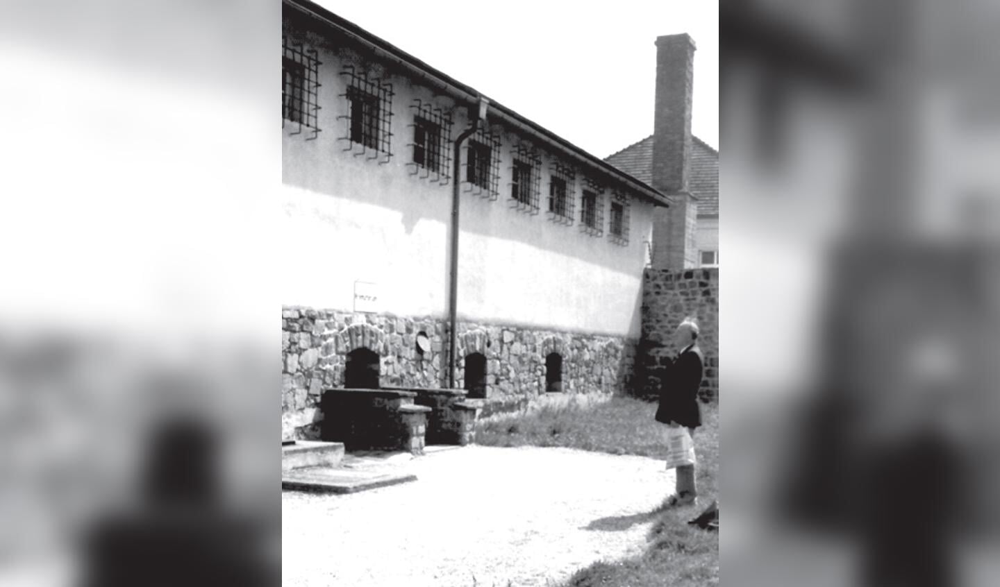Foto: Dourlein Mauthausen 1976 (foto ervan Dourlein)

In juni 1976 legde Pieter Dourlein tijdens een emotioneel bezoek aan Mauthausen een orchidee

op de gedenksteen als groet aan zijn kameraden. Pieter overleed enkele weken later. (bron: familiearchief erven Dourlein)