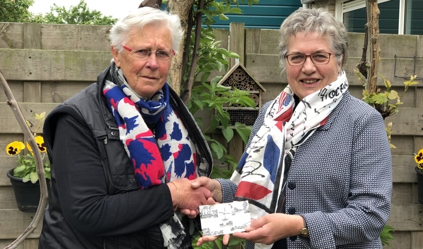 Ria Hahn (links) en Bertie Barendregt met de kaart die 59 jaar spoortloos is geweest.