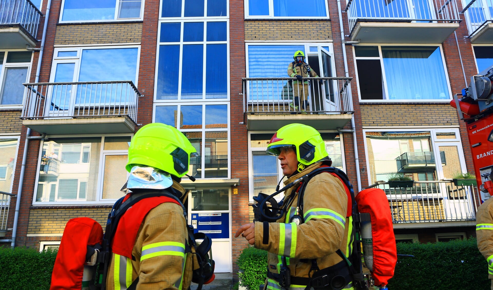 De brandweer was met veel materieel ter plaatse (foto Dennis van Wingerden - fotograaf Brandweer Ridderkerk)