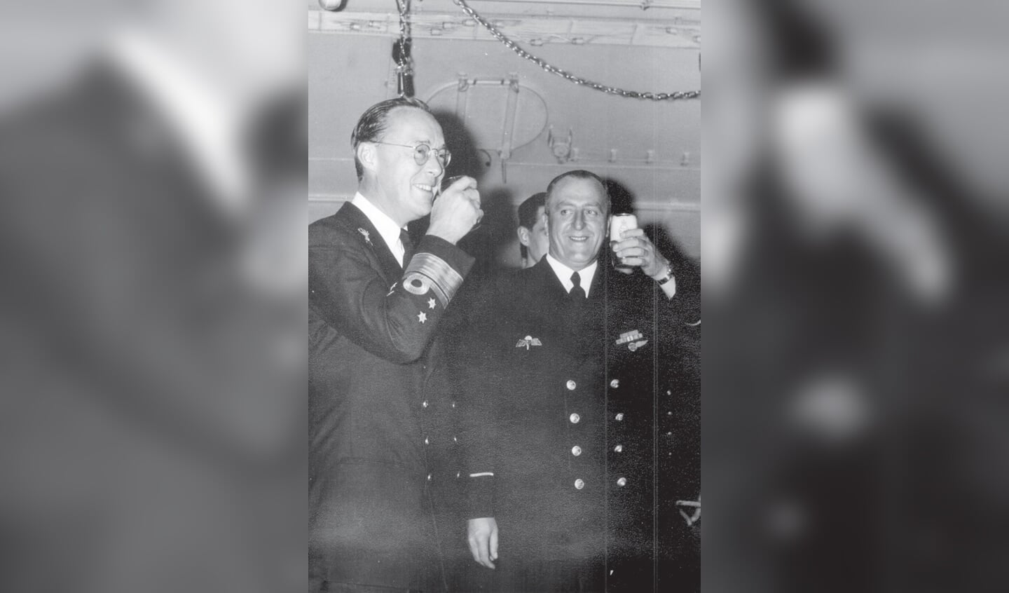 Foto: Pieter Dourlein en prins Bernhard in 1959 (foto erven Dourlein)

Prins Bernhard en Pieter Dourlein in 1959. Dourlein was er gedetacheerd als 'vliegtuigmaker/konstabel'. (bron: familiearchief erven Dourlein)