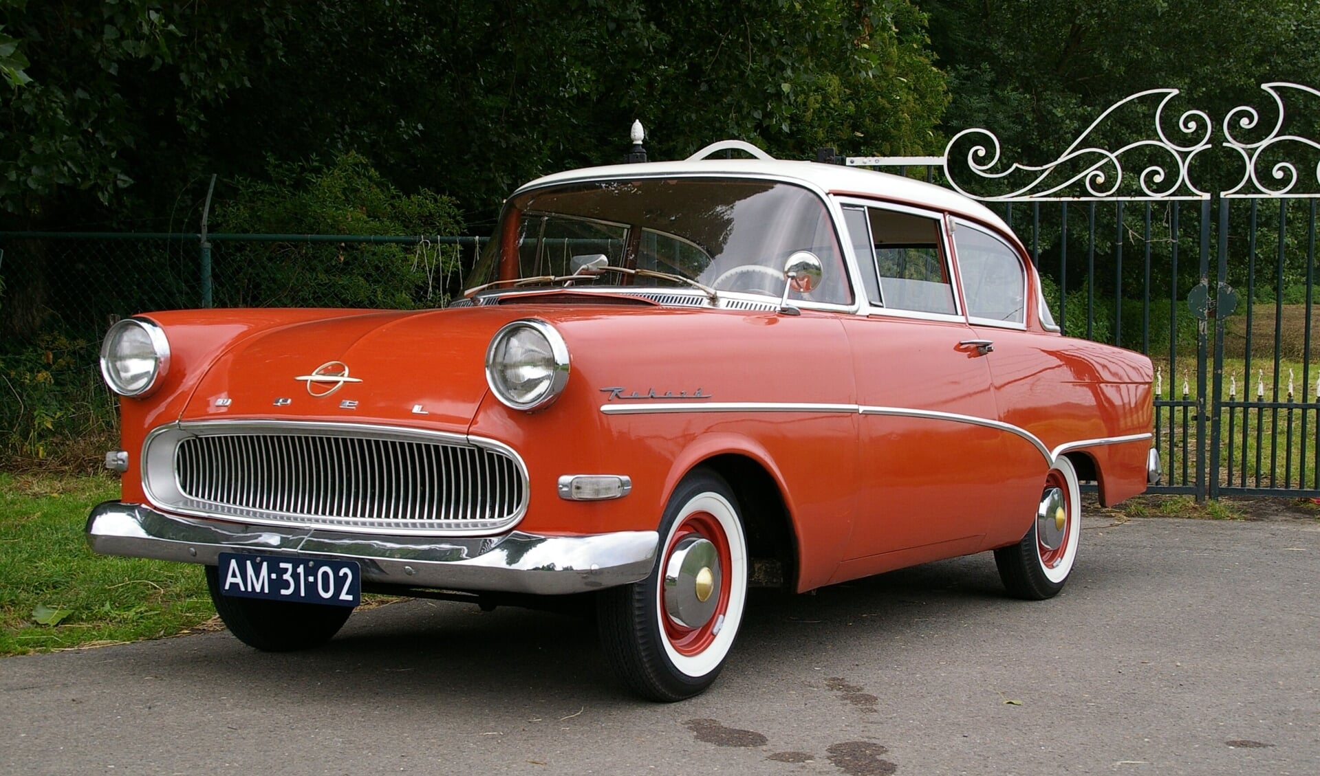 Deze Opel Record uit 1957 is één van de auto's die te zien is in de Dorpsstraat.

