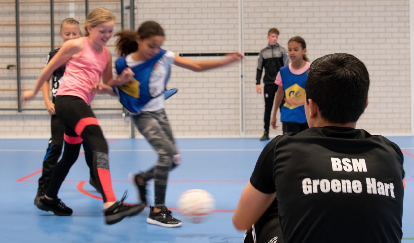Een havoleerling houdt toezicht op een voetbalwedstrijd.