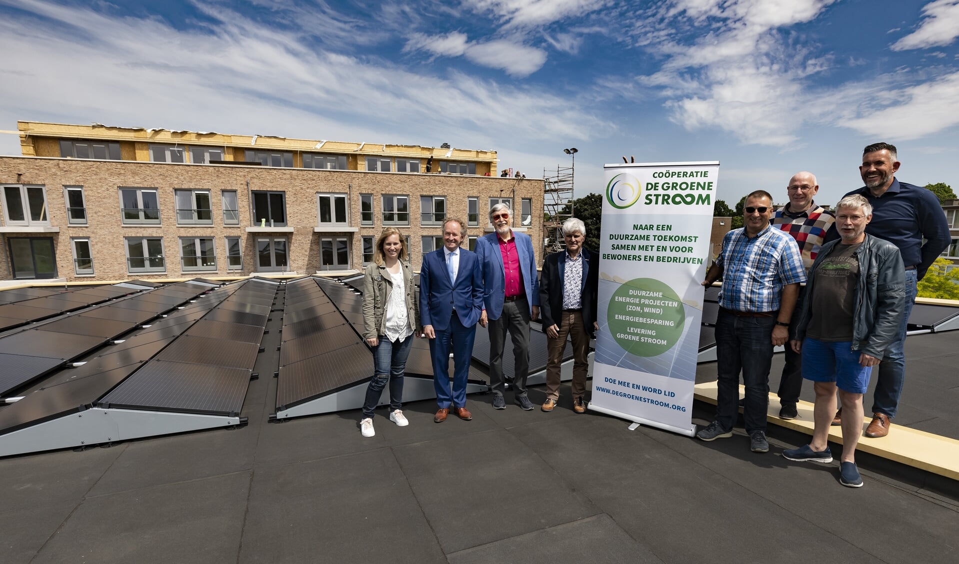 Leden van coöperatie De Groene Stroom met wethouder Japenga op het dak van De Werf