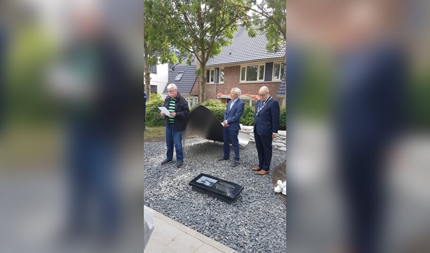 Burgmeester Hans Wagner onthulde het monument aan de Essendijk.