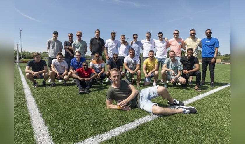 Jeffrey van Velzen met zijn voetbalvrienden.