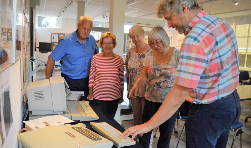 Kees Alderliesten bij zijn computers met (v.l.n.r.) Aad Kress, Kathy van Helvoort, Nellie Broekhuizen en Els de Winter