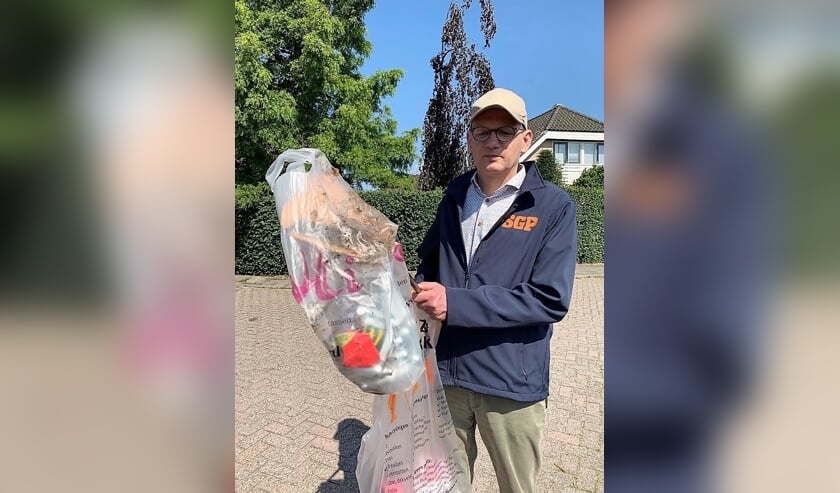 Anton Rottier met een zak vol lachgashulzen
