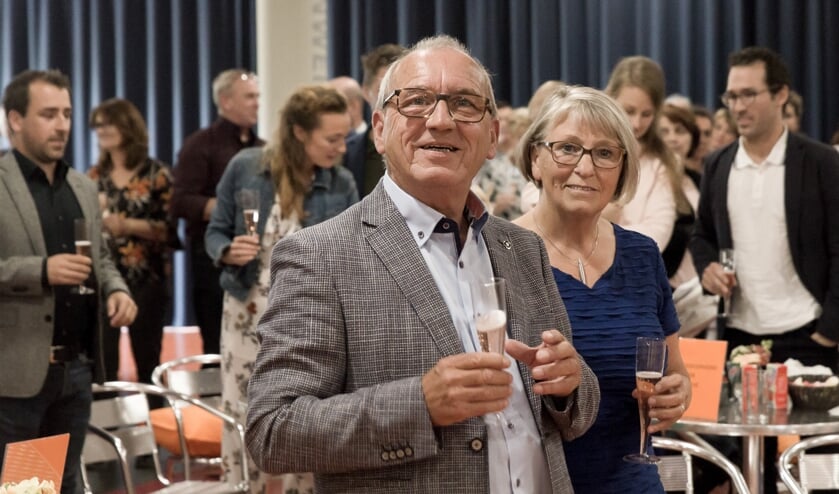 Peter Timmers en zijn vrouw Ans drinken er een glaasje op tijdens de afscheidsreceptie.