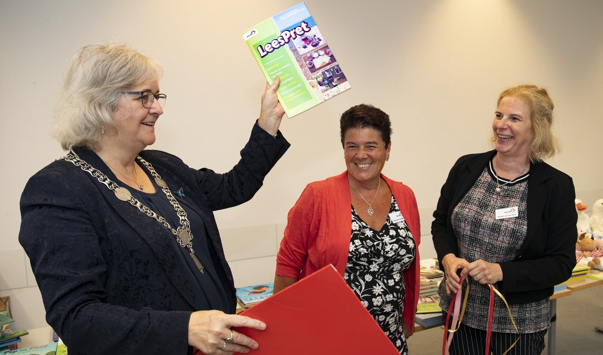 De burgemeester kreeg 'LeesPret' uit handen van Marianne van Gink en Guyanne van der Horst