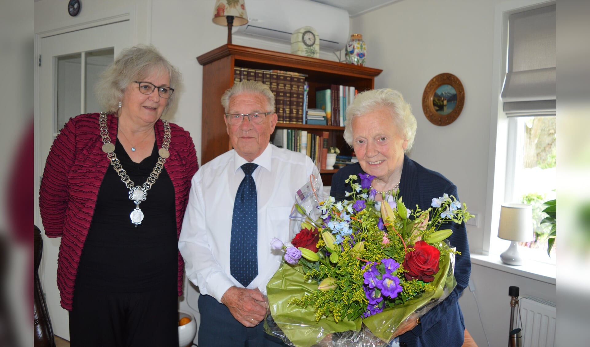 Burgemeester Attema zette het echtpaar Rijsdijk in de bloemen