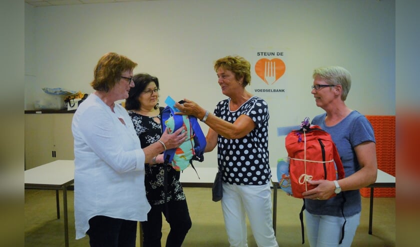 Namens het IDB overhandigden Marian de Vree en Heleen Zellmann de tassen aan Wilma Bracké en Kasja Vervloet van de Voedselbank