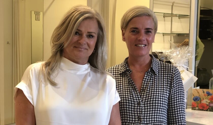 Simone van Driel (links) geeft het stokje door aan Angela de Goeij.