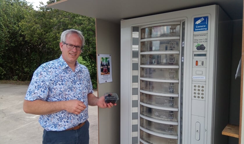 Albert-Jan van den Berg bij zijn bramenautomaat aan de Pruimendijk in Rijsoord