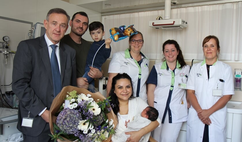 Van links naar rechts algemeen directeur de heer Kievit, familie Öksüz, kraamverzorgende Jolinda Scherpenisse, kinderverpleegkundige i.o. Pam Oorebeek en gynaecoloog dr. B. van Ginderen.