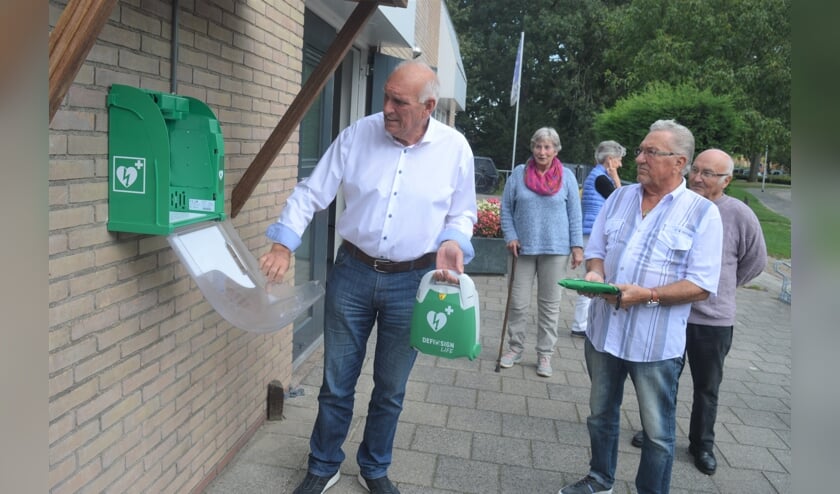 Dinsdagmiddag werd de AED in de kast geplaatst