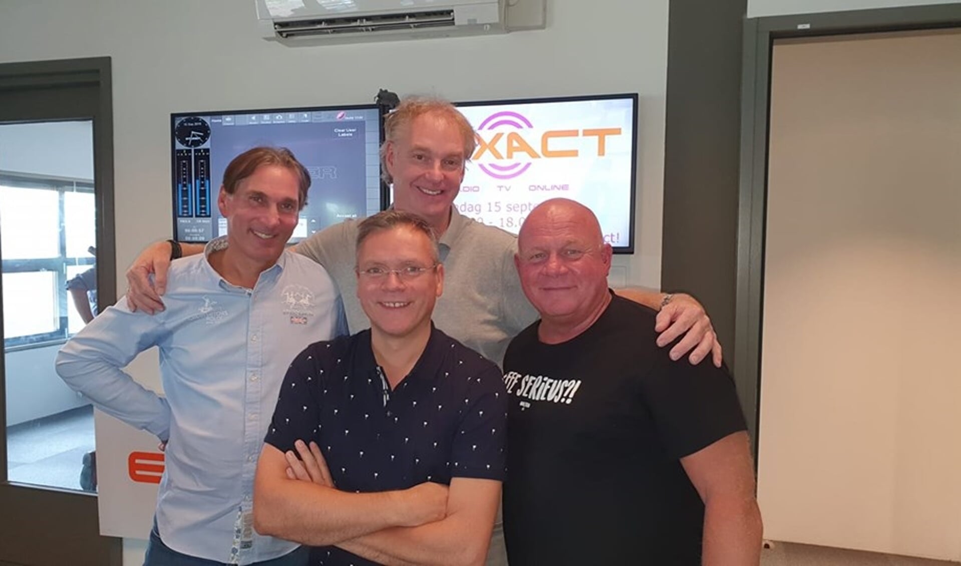 Ed Verhage met achter hem de oprichters van de omroep: Hans Tieleman, Wouter Gorter en Ron Hof.