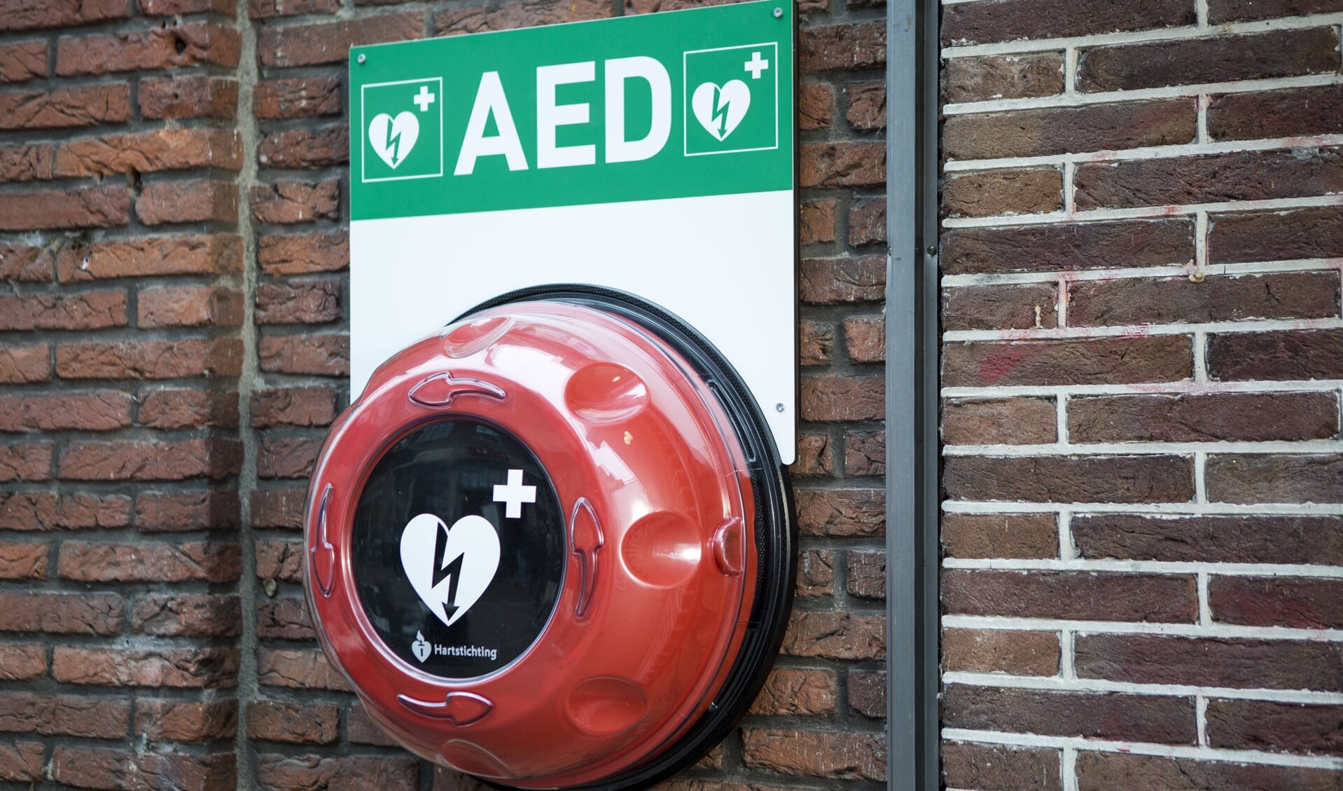 AED in een buitenkast. (foto: Hartstichting)