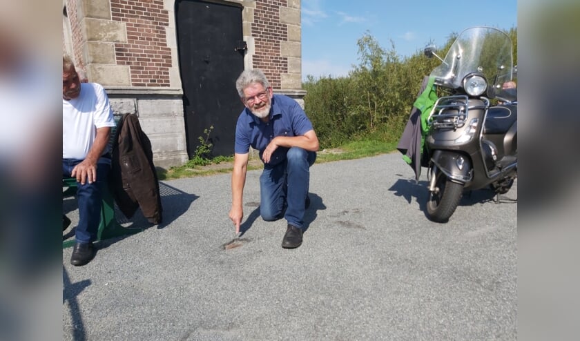 Arco van der Ree bij het kleine stukje spoor dat weer zichtbaar is.
