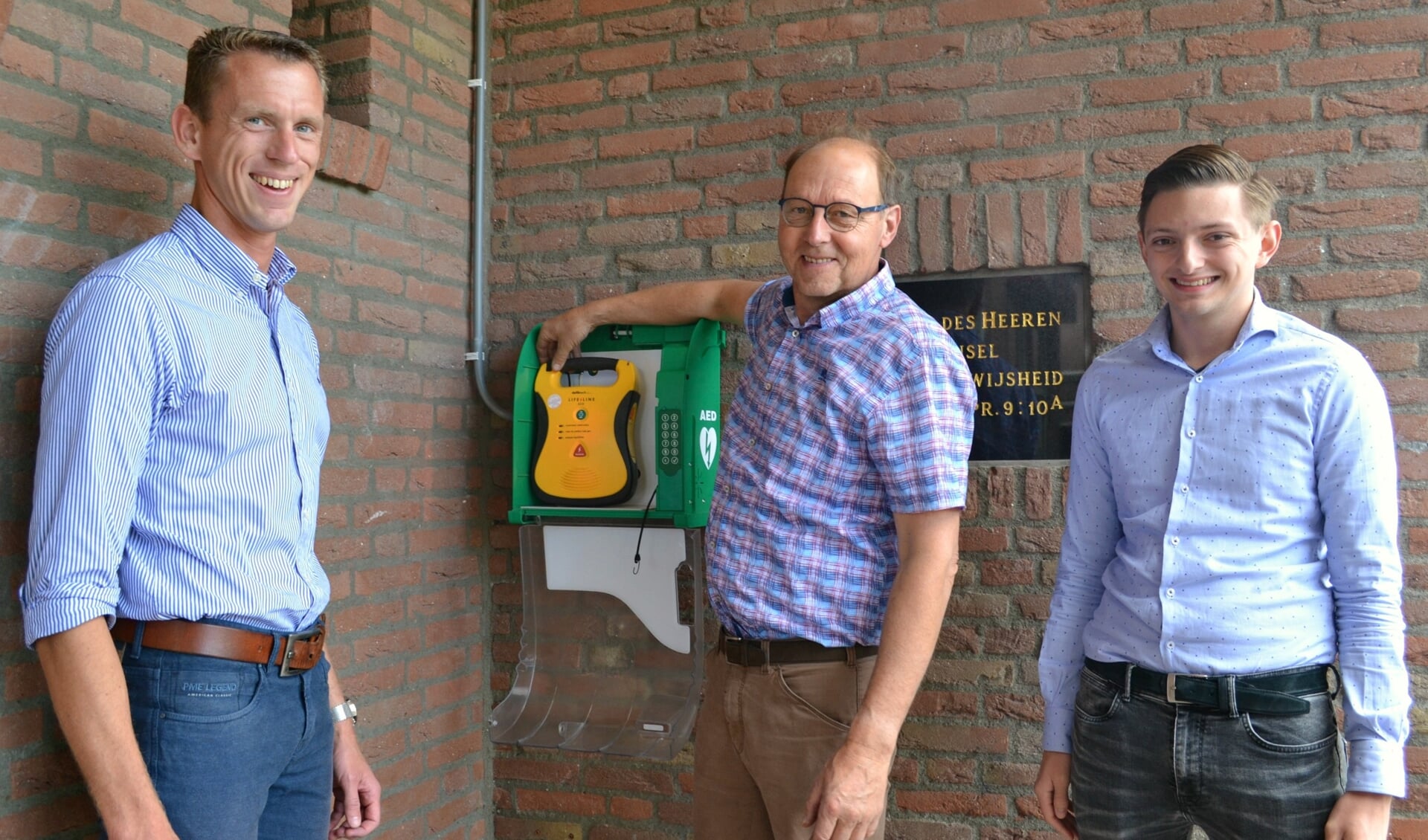 Nico van den Berg, Piet Barendregt en Robin Koch bij de AED.