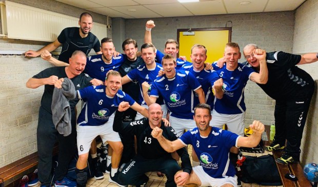 Vreugde in de kleedkamer na de zege op Volendam