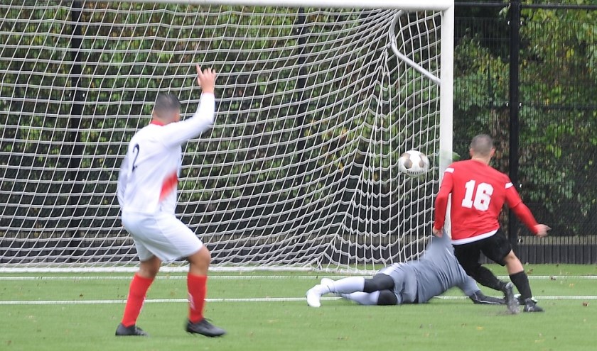Ruben Silva Lopez stift de 1-2 binnen (foto Roelie 't Jong)