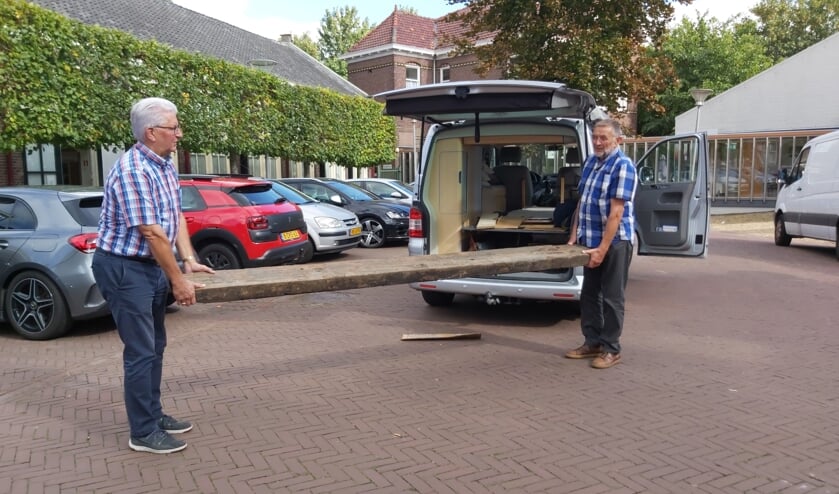 Roelof Roomer en Ton Blinde met de plank.