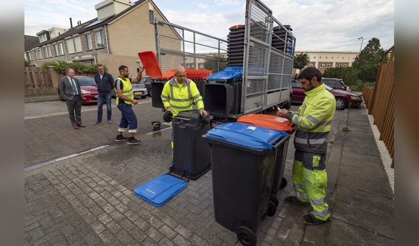 Wethouder Marten Japenga nam dinsdag een kijkje bij het verspreiden van de containers bij woningen in Het Zand.