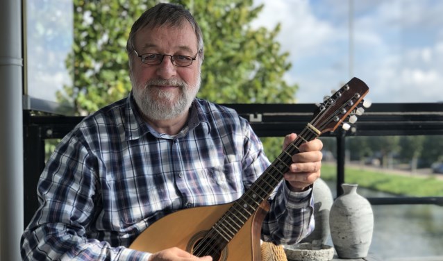 Jan Wolters met zijn mandola.
