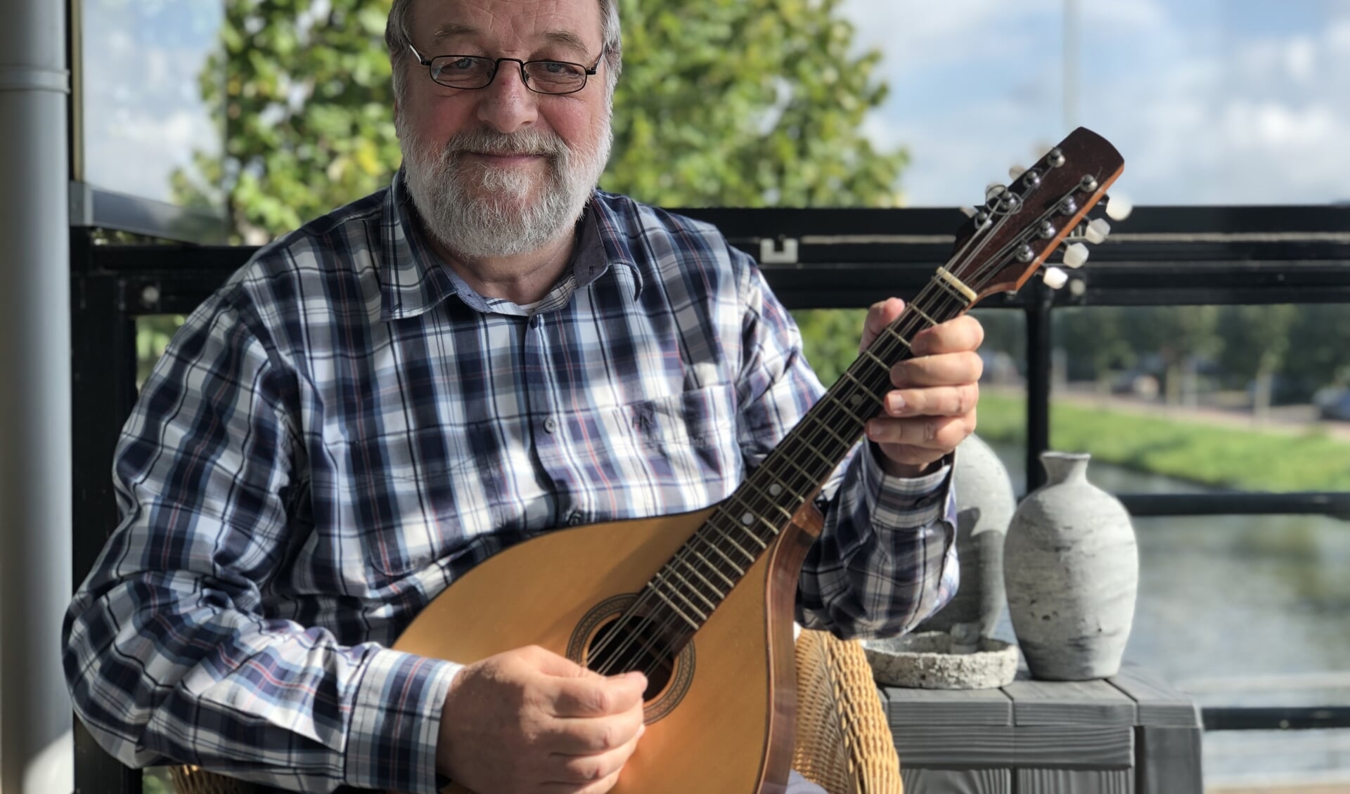 Jan Wolters met zijn mandola.