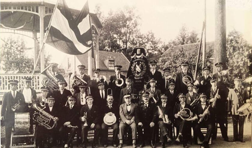 De opening van de muziektent aan de Rijsdijk.