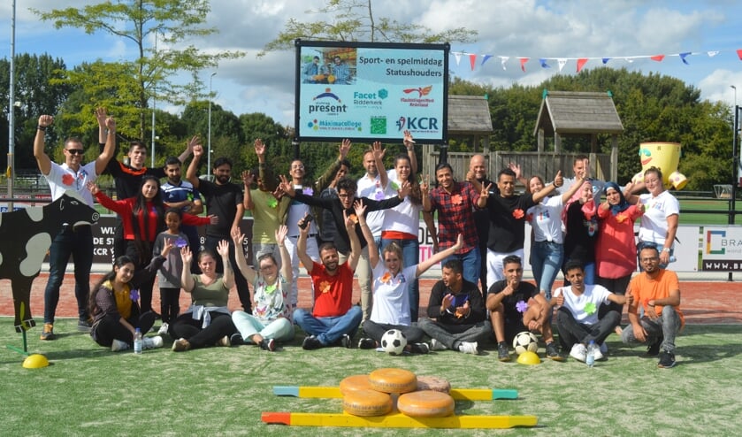 De deelnemers van de Sport- en speldag op het terrein van KCR