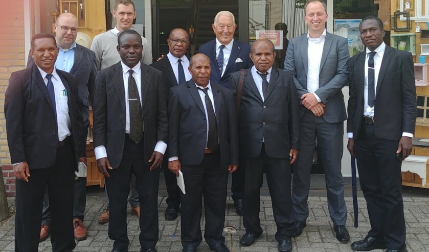 Van links naar rechts: Ds. A. Sunyap, dhr. A. Herrebout (ZGG), dhr. J.K. Kooijman (ZGG), ds. I. Onwe, ds. M. Nekwek, ds. T. Kepno, dhr. J.L van den Heuvel (voorzitter), ds. P. Loho, dhr. G.P. Tronchet (secretaris) en ds. S. Obo.