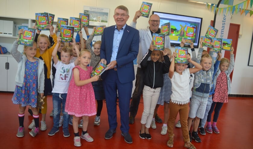Wethouder Peter Meij overhandigde Laura het eerste exemplaar