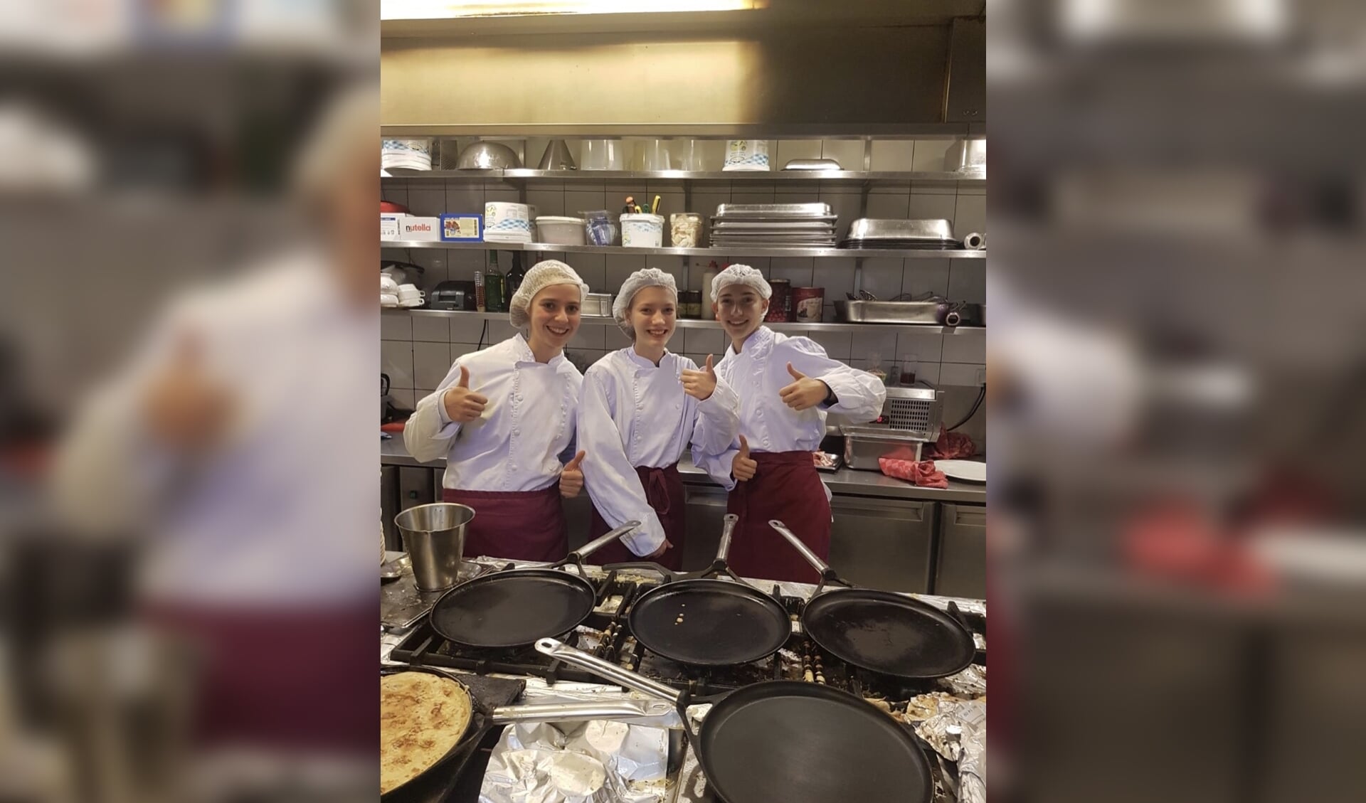 Anne, Myrthe en Tess in de keuken van het pannenkoekenhuis.