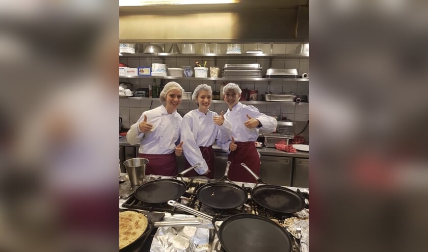 Anne, Myrthe en Tess in de keuken van het pannenkoekenhuis.