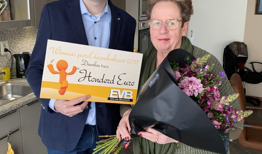 Voorzitter Roeland Bol met prijswinnaar Wil Schuurbiers.